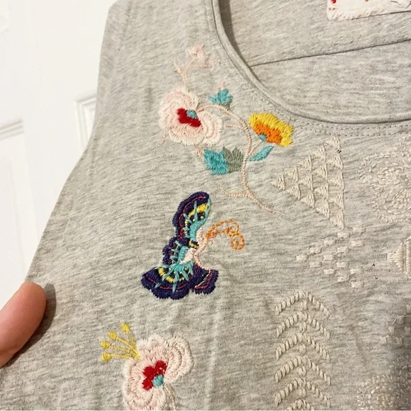 Johnny Was Embroidered Short Sleeve T-Shirt Size XS Gray Scoop Neck Floral Tee - Picture 8 of 11